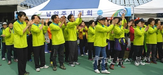 ▲ 열띤 응원으로 박수를 보내는 남양주지회 회원들..