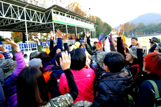 ▲ 부천시 여성 예비군이 우승을 기념으로 파이팅을 외치며..