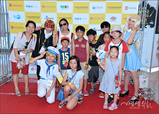 ▲ 코스프레 참가자들과 어린이들의 기념촬영