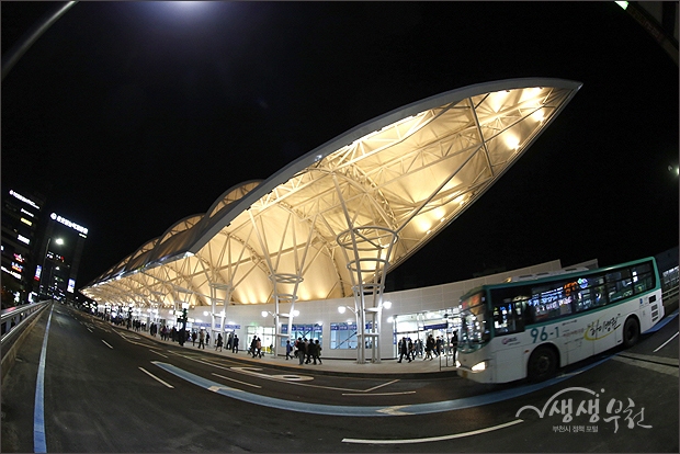 ▲ 버스가 들어오는 송내역환승센터 밤 풍경