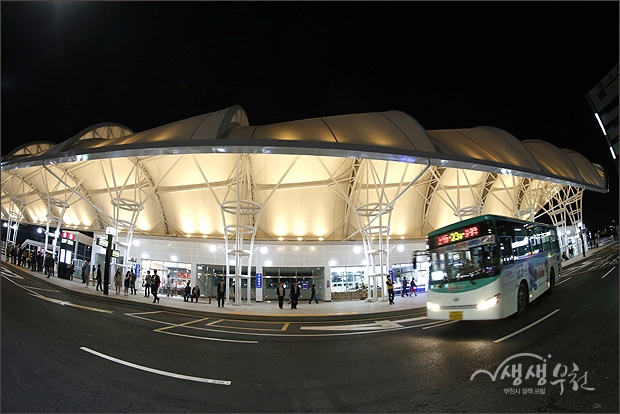 ▲ 버스가 들어오는 송내역환승센터 밤 풍경