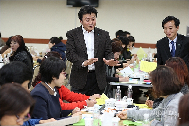 ▲ 평가단 학부모들과 김치에 대해 의견을 나누는 김만수 시장.