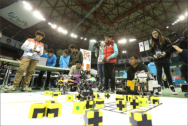 ▲ 대회에 참가한 각국 대표선수와 로봇들