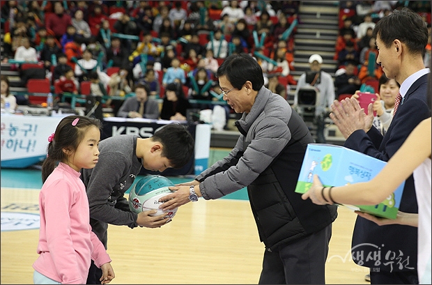 ▲ 하프타임에 진행된 어린이 팬들에 대한 농구공과 하나해피박스 선물 증정식