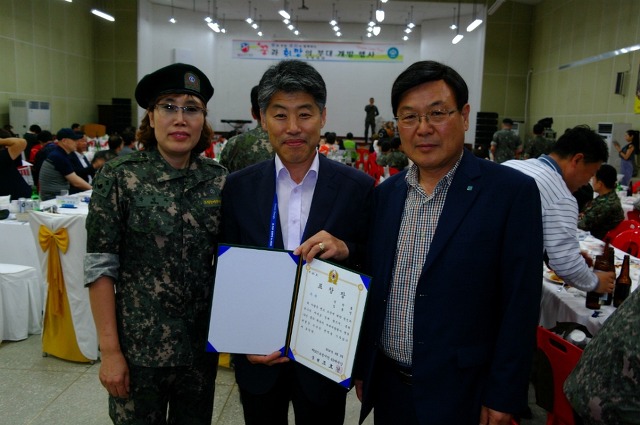▲ 성곡동 방위협의회 김종인회장의 수상에 축하는 보내는 박한권오정구청장