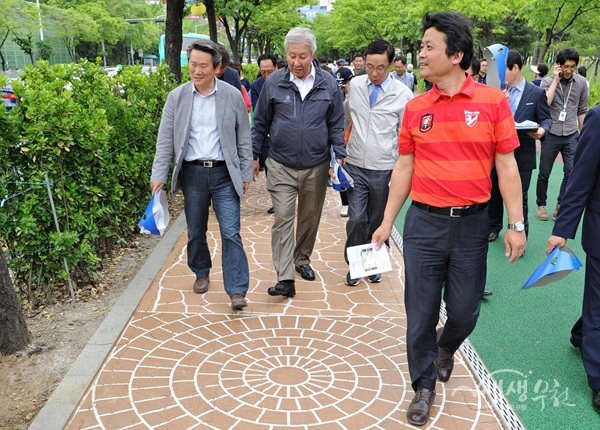▲ 지난 5월 9일 김만수 시장과 시민들이 중앙공원에 설치된 시범포장 구간을 둘러보고 있다.