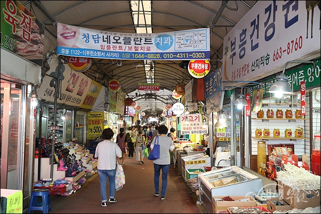 ▲ 추석을 앞두고 전통시장을 찾은 김만수 시장.