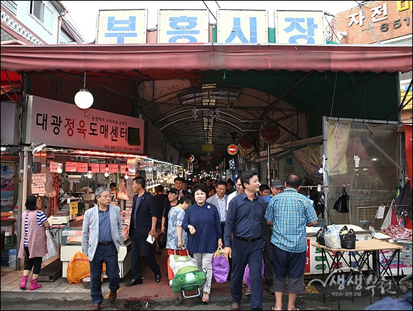 ▲ 추석을 앞두고 전통시장을 찾은 김만수 시장.