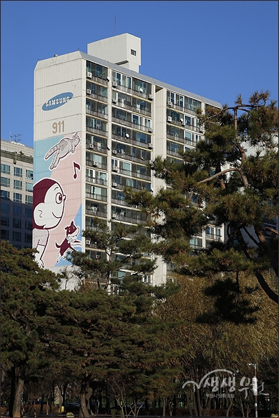 ▲ 미리내마을 아파트 외벽의 만화벽화