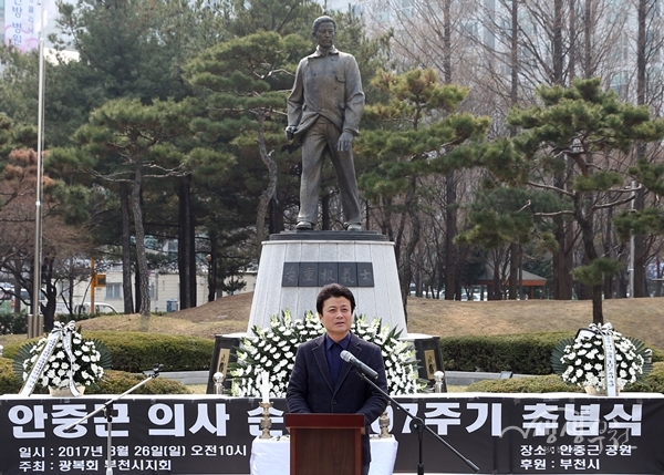 ▲ 김만수 부천시장이 안중근 의사 순국 107주기 추모식에서 추모사를 하고 있다.