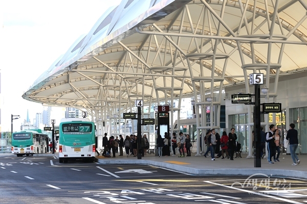 ▲ 전국최초 버스-택시-지하철 원스톱 환승 가능한 송내역환승센터
