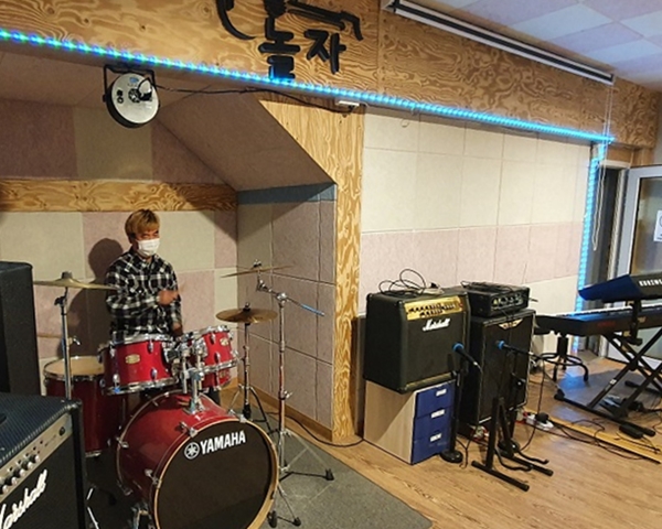 ▲ 스튜디오 '놀자'에서 드럼 연주중인 김덕회 위원