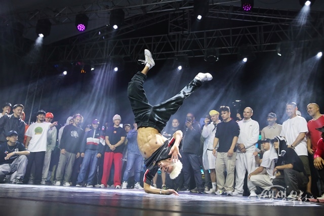 ▲ 한 댄서가 10월 2일 부천마루광장에서 열린 제7회 부천세계비보이대회 폐막식 무대에서 춤을 추고 있다