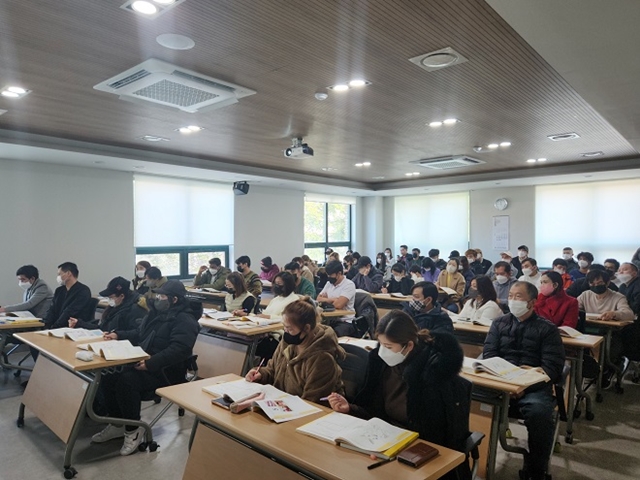 ▲ 매주 일요일에 열리는 '부천시 외국인주민지원센터’의 한국어 교실에 200여 명의 이주민들이 참가하고 있다. 한국어를 배우는 이주민 학생들의 모습