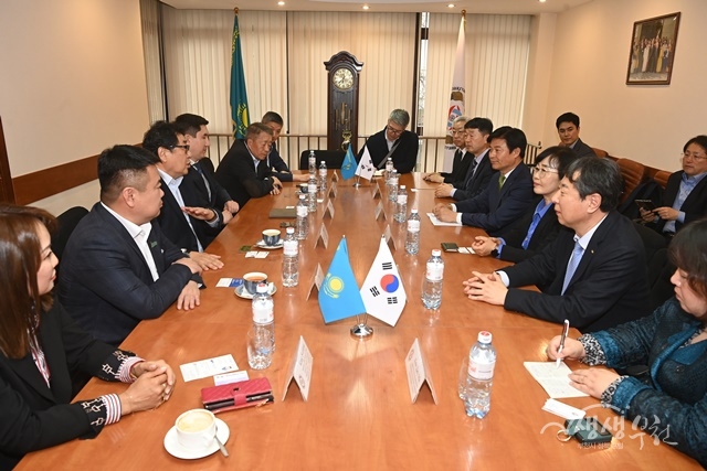 ▲ 조용익 부천시장(오른쪽 네 번째)이 카자흐스탄 고려인협회 관계자들과 간담회를 하고 있다.