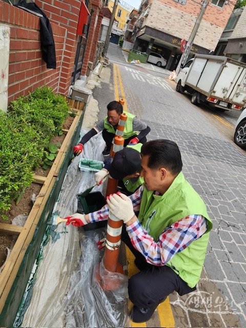 ▲ 부천시 소사본동은 지난 18일 관내 지역 환경 개선을 위해 낡은 ‘마을정원 리본(Re-born) 프로젝트’를 진행했다.