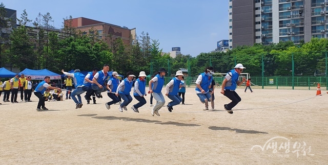 ▲ 부천시 신중동은 지난 20일 부천 부광초등학교에서 '신중동 한마음 체육대회'를 개최했다.