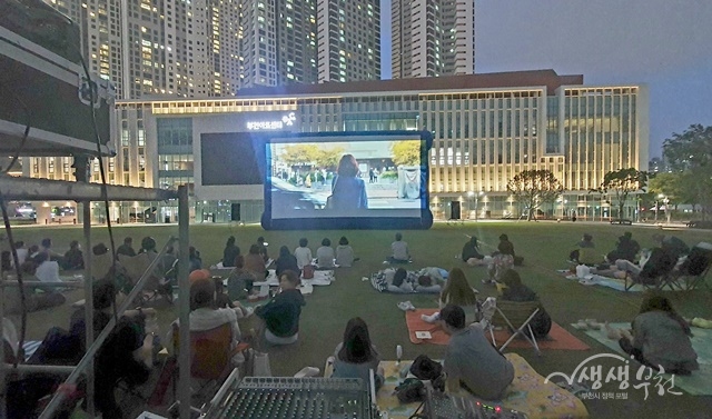 ▲ 부천시청 앞 잔디광장에서 무료 영화상영 모습