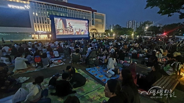 ▲ 부천시청 앞 잔디광장에서 무료 영화상영 모습