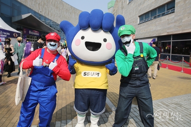 ▲ 부천시 마스코트 부천핸썹(가운데)이 코스프레를 한 참가자들과 지난해 10월 제25회 부천국제만화축제에서 사진 촬영을 하고 있다.