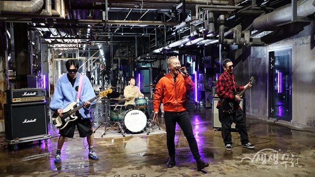 ▲ 펑크 록밴드 노브레인이 '펑키 펑키 시티(Punky Funky City)'의 뮤직비디오를 부천아트벙커B39에서 촬영하고 있다.