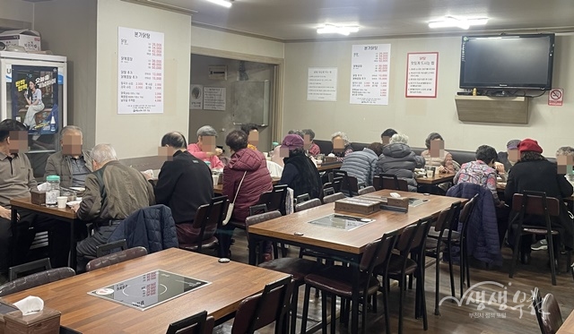 ▲ 부천 역곡3동 나눔가게 ‘본가닭탕’ 보양식 나눔 행사에서 어르신들이 식사를 하고 있다.