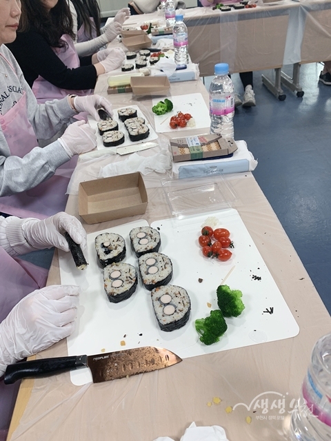 ▲ 부천시 ‘영양플러스’ 요리 교실 참여자들이 캐릭터 김밥을 만들고 있다.