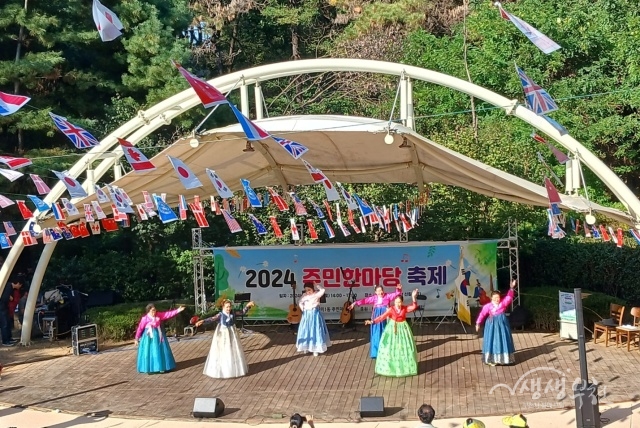 ▲ 주민들이 원미동 문학동산 음악회에서 고전무용을 선보이고 있다.