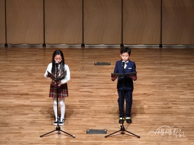 ▲ ‘제6회 목일신아동문학상 시상식’에서 동시를 낭송하는 모습