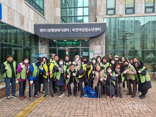 ▲ 지난 16일 원미1동 단체원, 봉사자 및 동 직원 등 30여 명이 참여하여 설맞이 합동 대청소를 실시하였다.