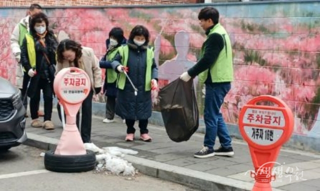 ▲ 봉사자들이 길거리 주변에서 쓰레기를 줍고 있다.