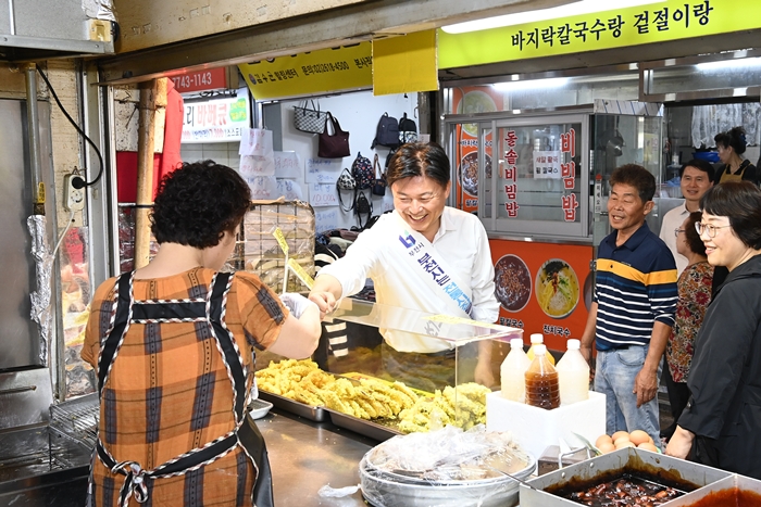 조용익 부천시장, 추석 앞두고 전통시장 민생 현장 찾아