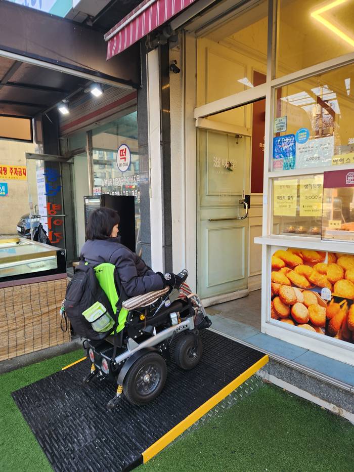 부천시, 민·관 협력으로 소규모시설 18곳에 경사로 설치