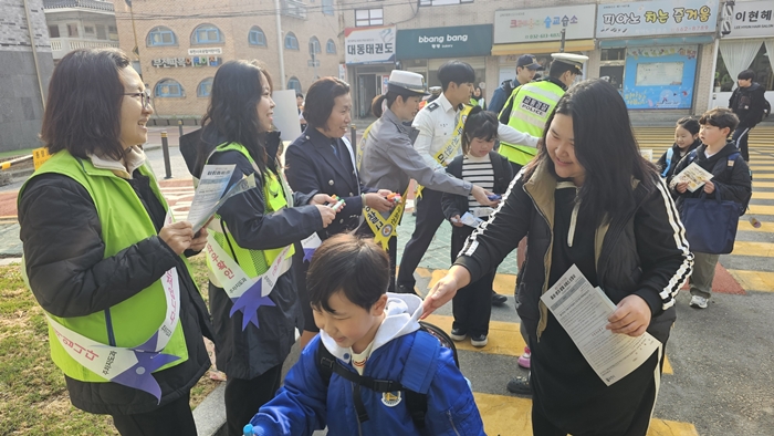 부천시, 등굣길 안전 확보 위한 교통안전 캠페인 실시