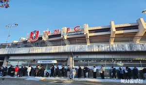 축구팬들을 설레게 한 레전드 스타들을 만나다.jpg