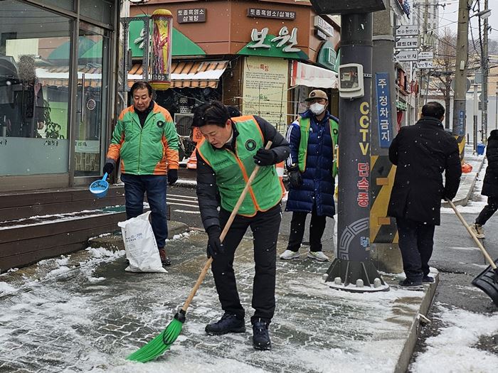 1-1. 조용익 부천시장이 설연휴 자율방재단과 함께 제설작업에 동참하고 있다.jpg