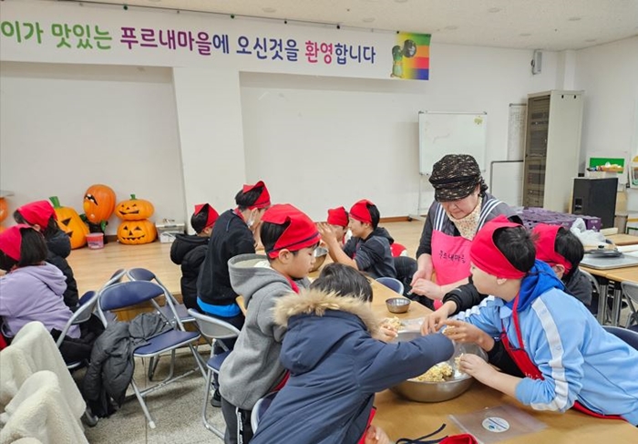 2-2.연천 푸르내마을에서 ‘율무쌀강정’을 만들고 있는 드림스타트 아동들.JPG