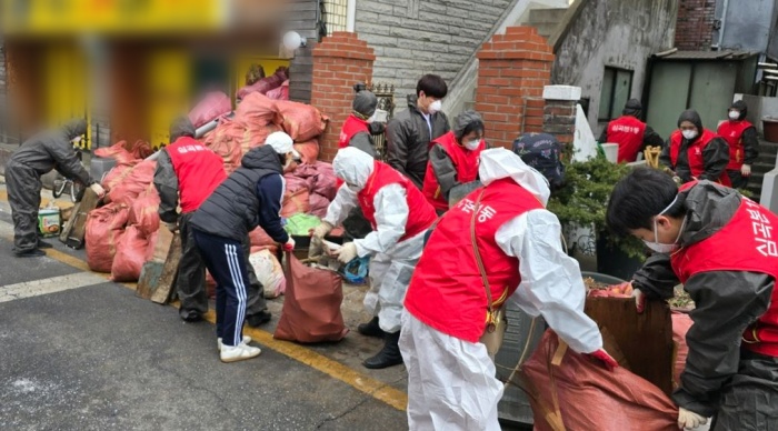 1-1. 심곡본1동(동장 민경문)은 지난달 28일 관내 봉사단체 및 바른약속치과 직원, 지역주민 30여 명과 함께 화재 피해 주민 지원 봉사활동을 진행했다.jpg