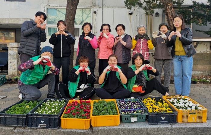 1-1. 원종1동 ‘봄맞이 마을 꽃묘 식재 행사’ 단체 기념 촬영.JPG