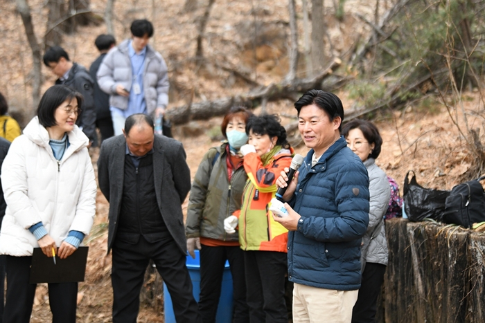 조용익 부천시장이 맨발길 현장에서 시민들과 대화를 나누고 있다  (2).jpg