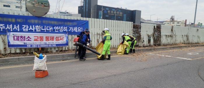 2-1. 오정구(구청장 최은희)는 지난 12일 민·관 합동으로 삼정 고가도로 대청소를 실시했다..jpg