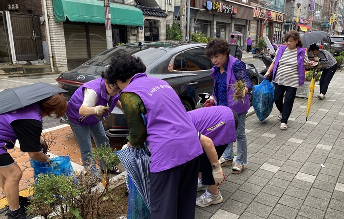 사본 -4-1 한신먹거리가로 화단을 정성껏 정리하는 모습.jpg