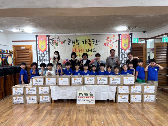 3-1. 원아들과의 전달식 사진  .jpg