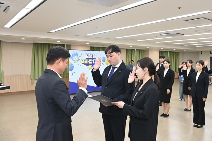 2-1. 부천시 신규 공무원 대표가 임용식에서 선서문을 낭독하고 있다.JPG