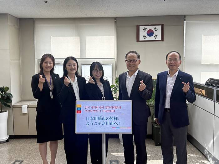 3-1. 일본 가와사키시 공무원단과 부천시 공무원들이 기념사진을 찍고 있다.jpg