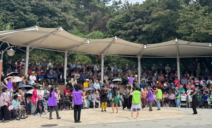 3-2. 행사에 참석한 어르신들이 공연을 즐기고 있다..jpg