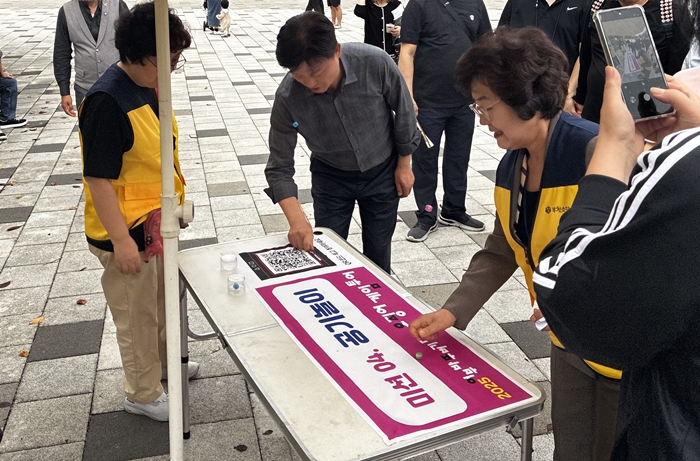 3-2. 공기놀이 미션 수행에 참여하고 있는 조용익 부천시장.jpg