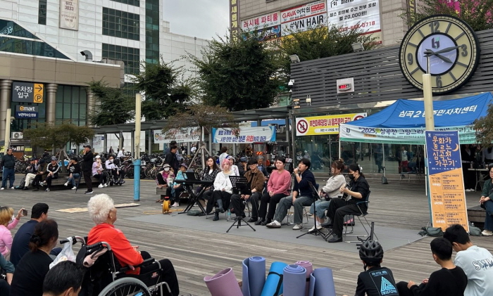 1.1.부천역 마루광장에서 대학 동아리 청년들이 버스킹 공연을 펼치고 있다..jpg