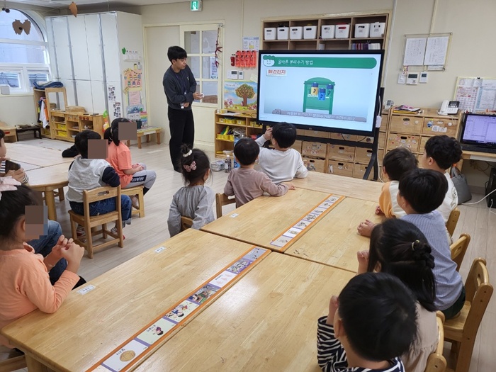 2-1. 심곡어린이집 어린이들에게 자원 재활용에 대한 교육을 하고있다 .jpg.jpg