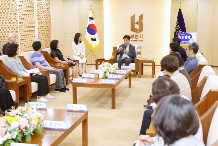 4-2. 조용익 부천시장이 한 참여자의 질문에 답변하고 있다.JPG